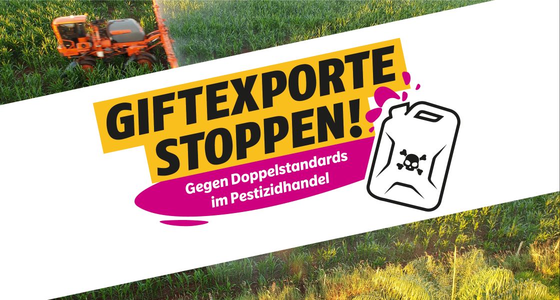 Ein weißes Banner mit der Aufschrift "Giftexporte stoppen" liegt quer über einem grünem Ackerbild mit Landmaschine
