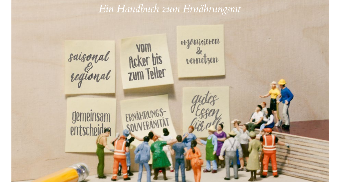 Eine Gruppe Miniaturmenschen stehen vor großen Plakaten
