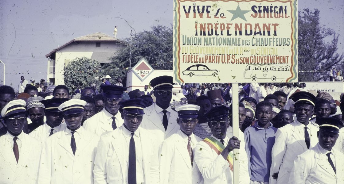 Männer in weißen Anzügen protestieren in Senegal