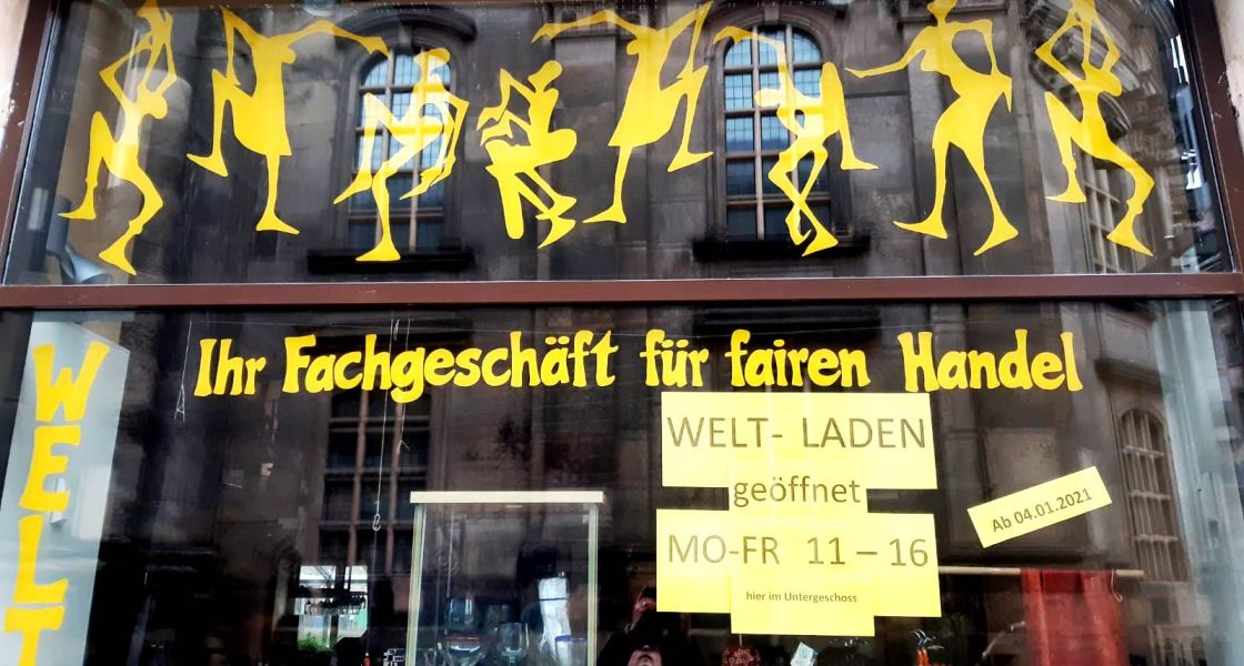 Ein großes Schaufenster mit vielen gelben Auflkleber die tanzende Figuren zeigen