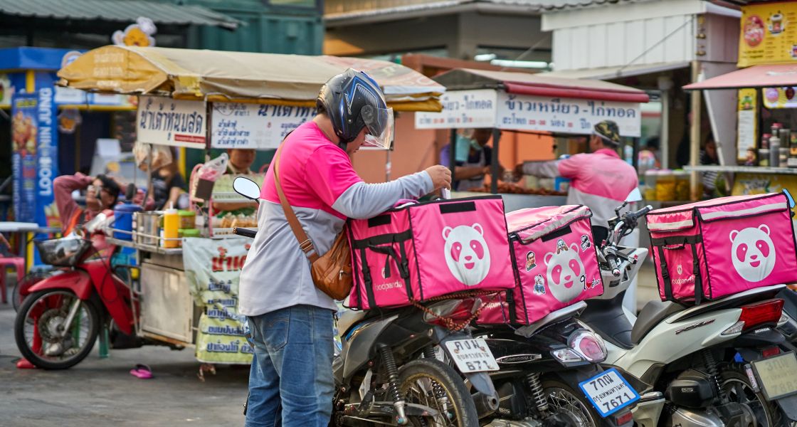 Ein Mann mit Helm steht neben sein Motorrad