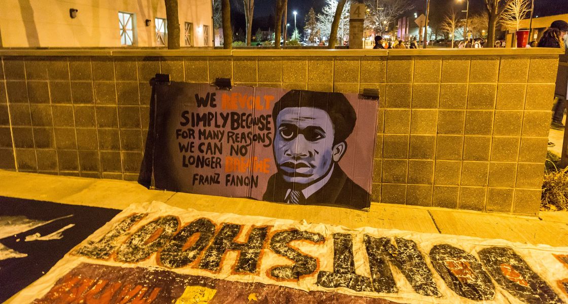 Protestschilder im gelben Licht einer Laterne