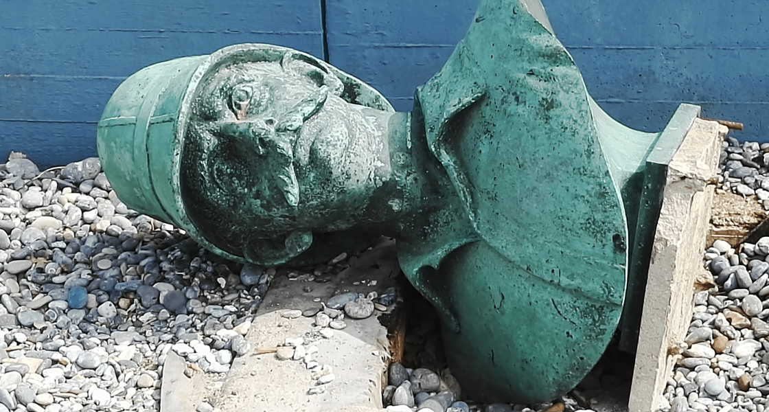 Die Büste eines Mannes mit Tropenhelm und Schnurrbart