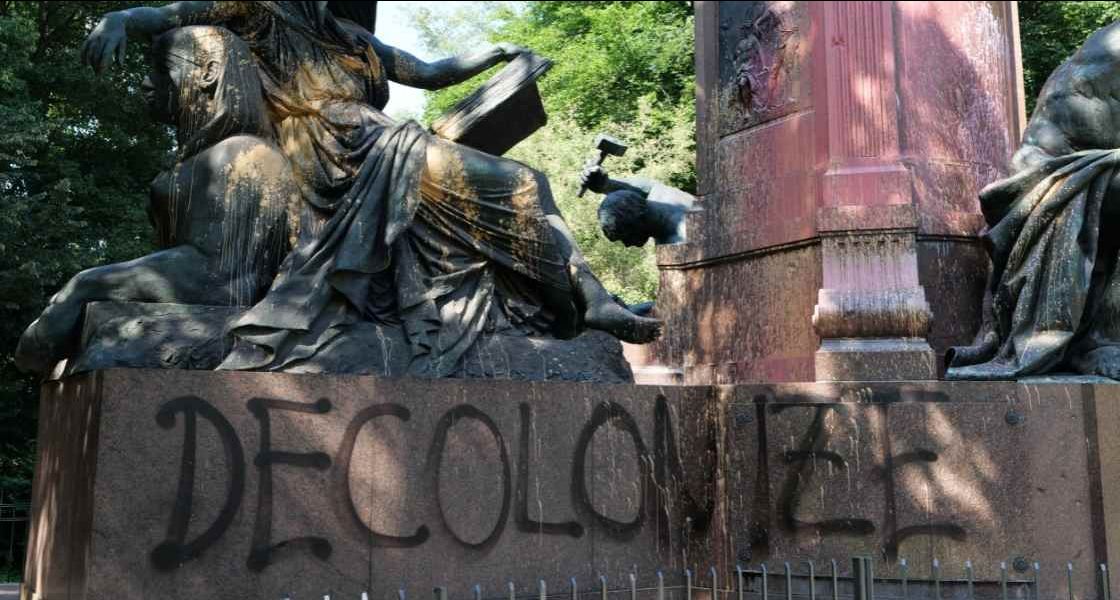 Ein Denkmal dessen Sockel mit Grafitti beschmiert ist