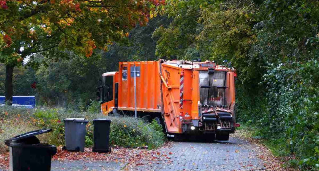 Ein orangfarbenes Müllauto 