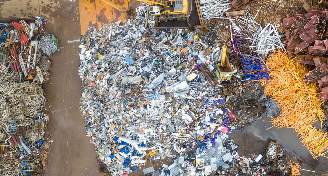 Ein Recyclinghof, auf dem verschiedene Metallhaufen zu sehen sind