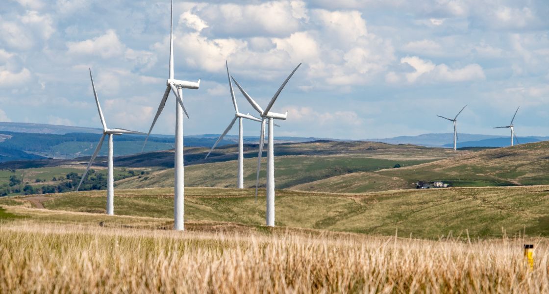Windräder in einer hügligen Landschaft