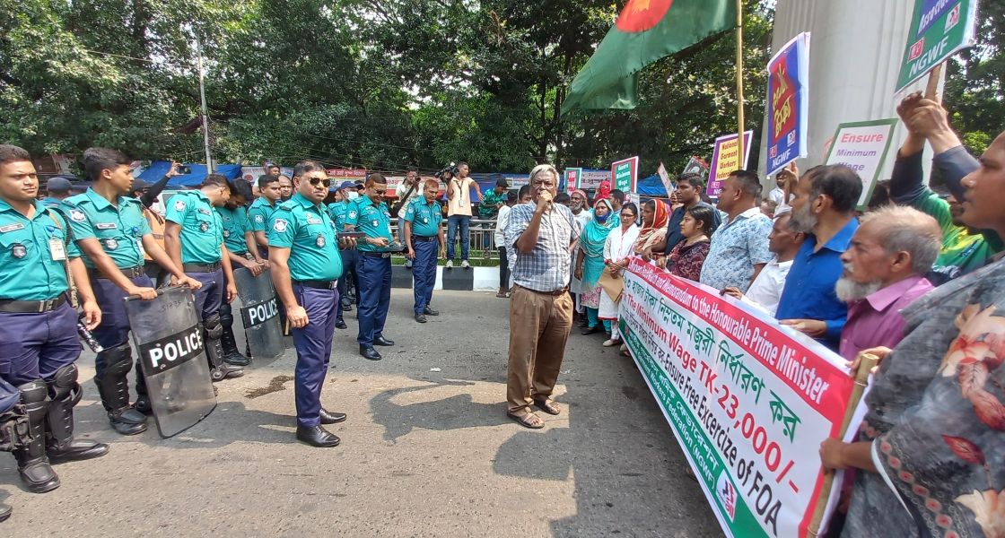 Arbeiter protestieren. Polizisten hindern sie am Weitergehen..