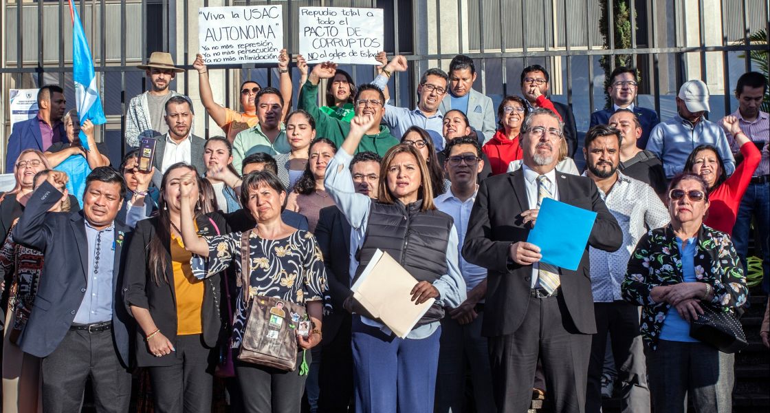 Menschen vor dem Justizpalast in Guatemala-Stadt protestieren.