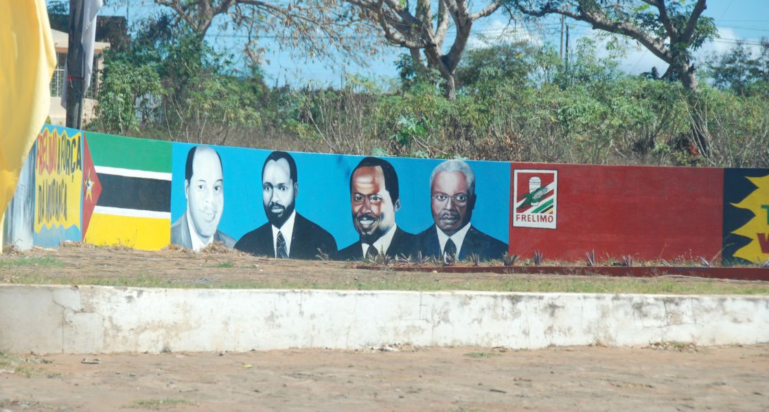 Eine bemalte Wand zeigt die Abbilder vergangener Präsidenten Mosambiks
