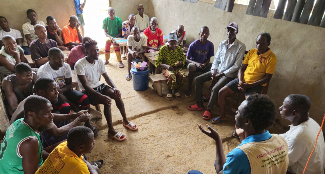 Viele Männer sitzen im Kreis und unterhalten sich