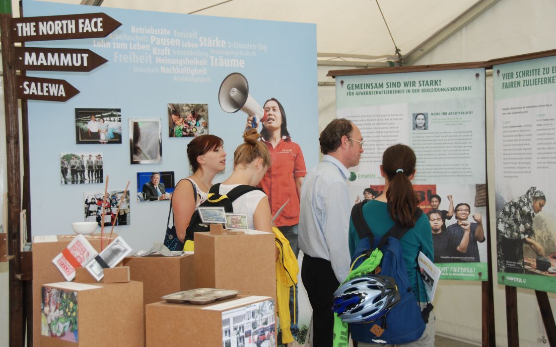 Besucher betrachten Infotafeln einer Ausstellung.