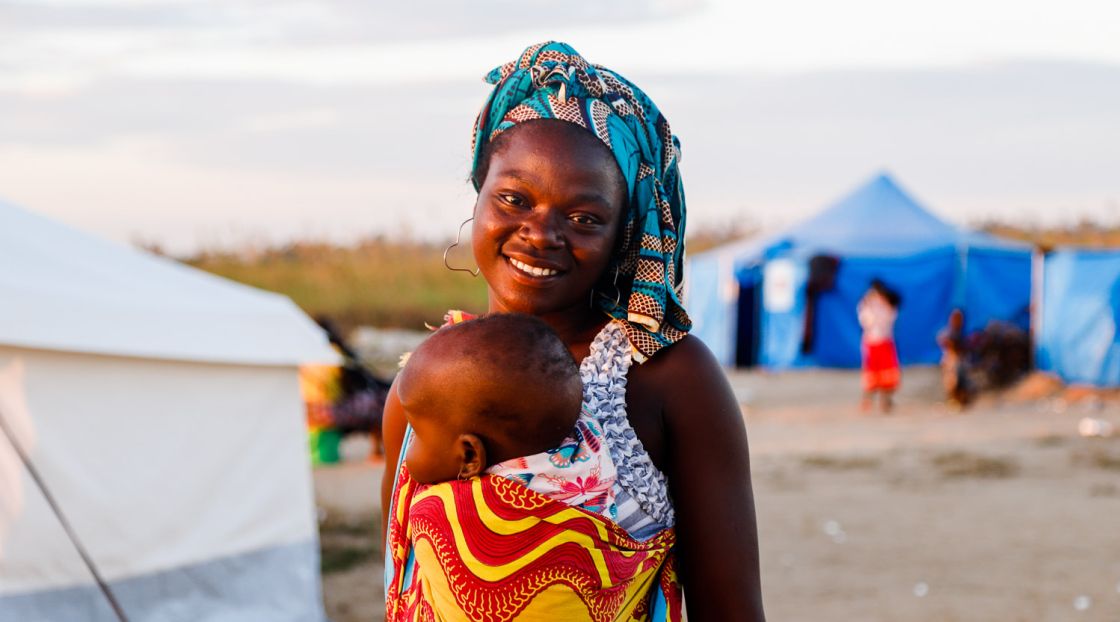Frau mit Kind in Mosambik in einem Zeltlager