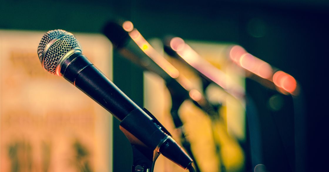 Mehrere Mikrofone sind zu sehen.