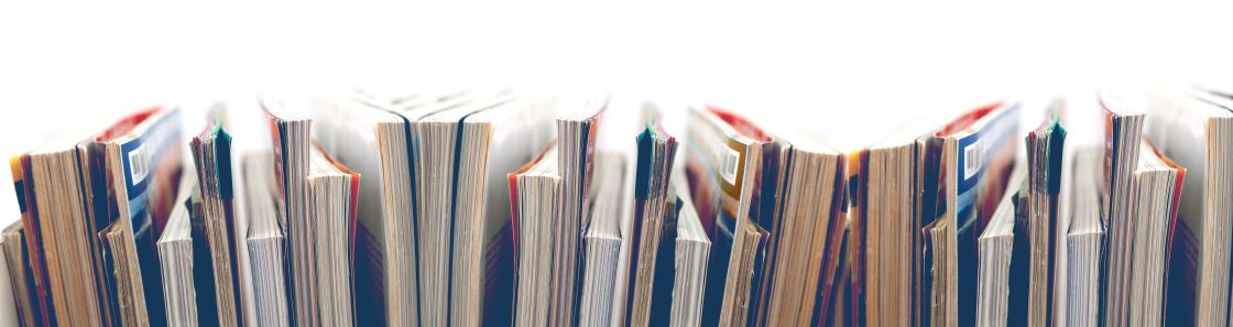 eine Reihe an Magazinen, die nebeneinander stehen