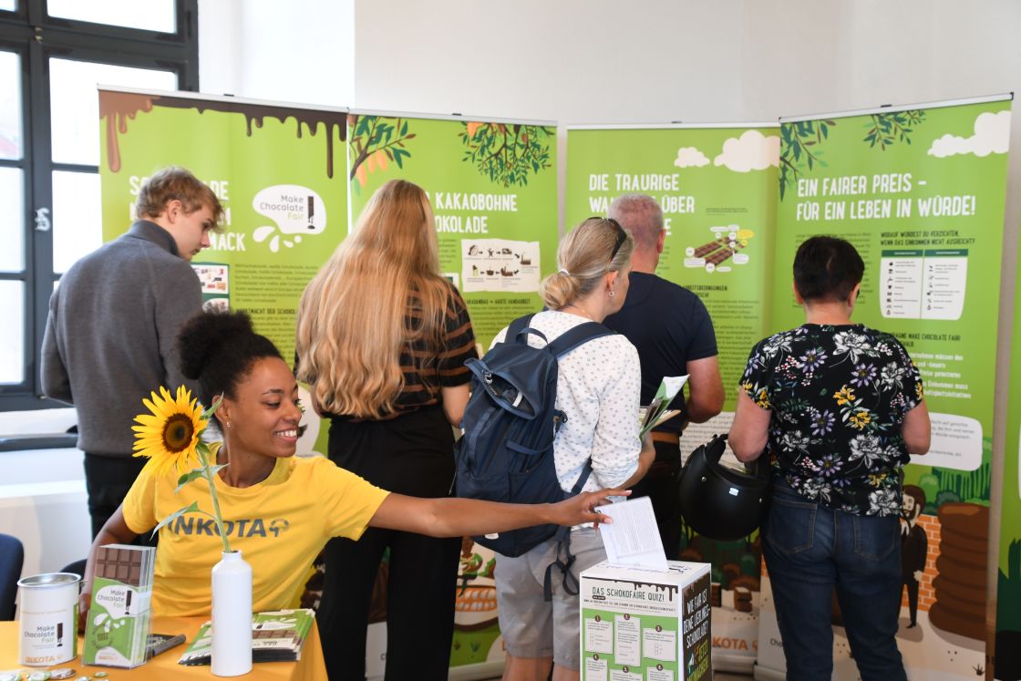 Besucher betrachten Infotafeln einer Ausstellung.