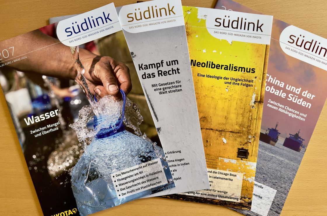 vier Ausgaben der Zeitschrift Südlink als Fächer auf einen Tisch ausgelegt