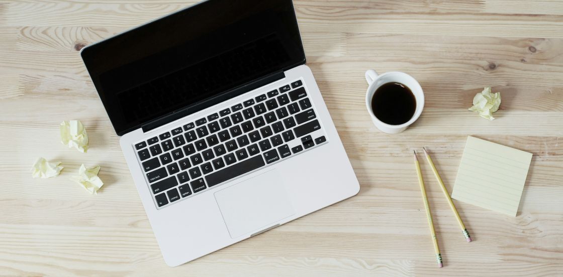 Ein aufgeklapptes Laptop auf einem Schreibtisch