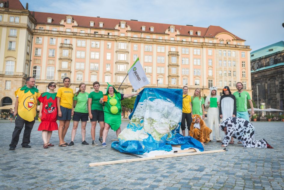 Protestler zum Erdüberlastungstag in Dresden