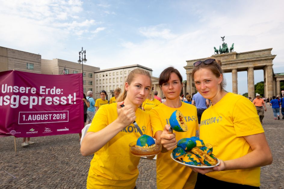 Drei Frauen in gleben T-Shirts vor dem Brandenburger Tor