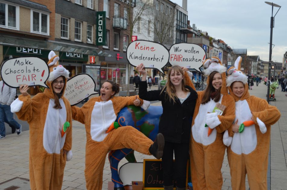 junge Frauen in Osterhasenkostümen