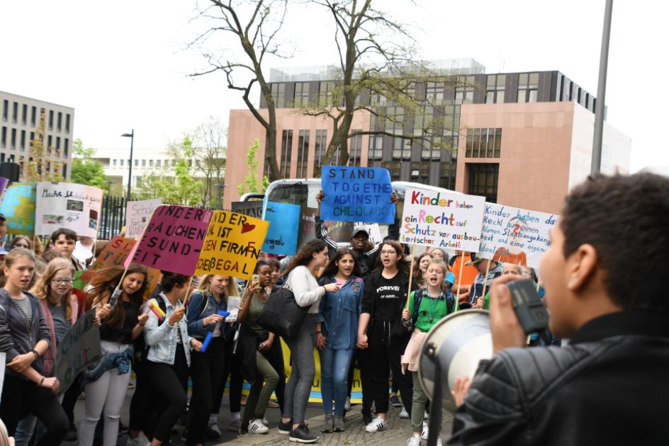 Menschengruppe mit bunten Protestschildern