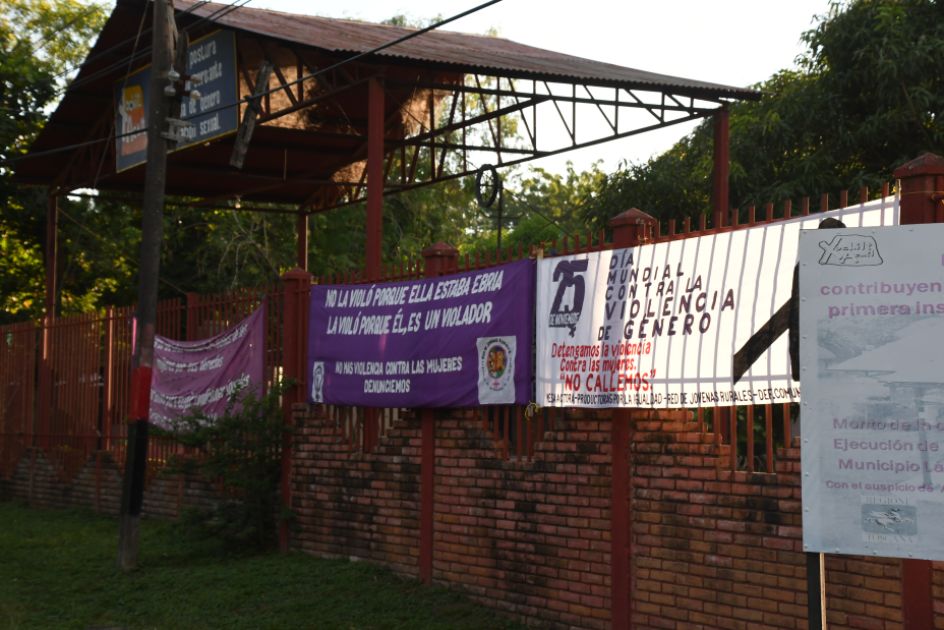 Protestbanner an einer Mauer aufgehangen