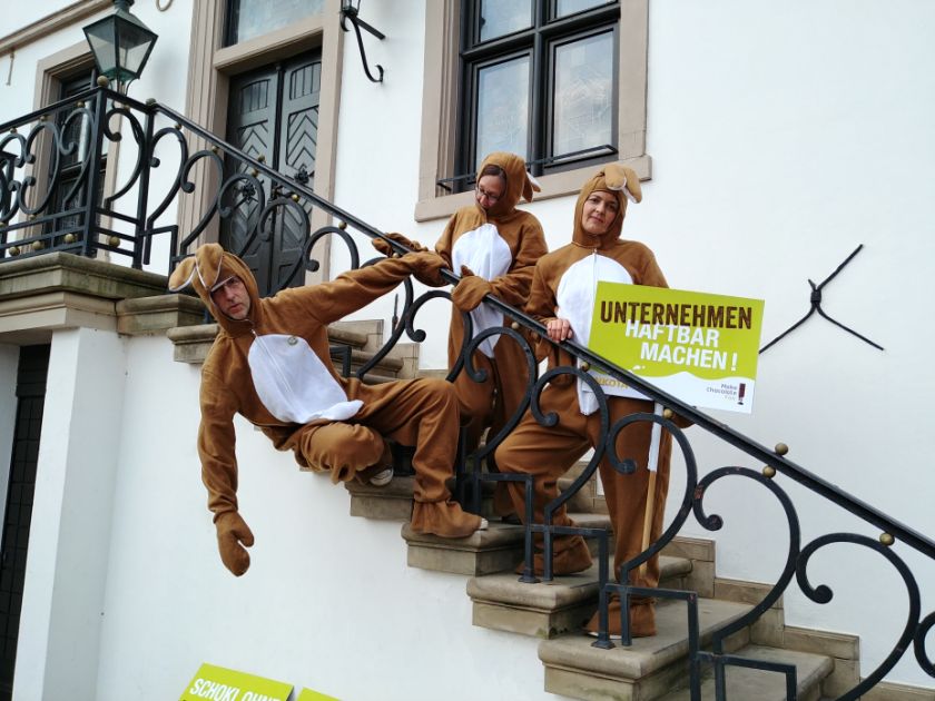 Als Osterhasen verkleidete Aktivist*innen auf einer Treppe