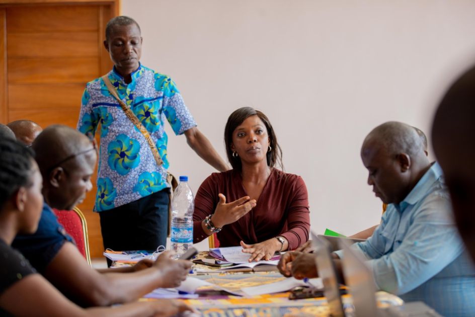 Mehrere Menschen in einem Raum diskutieren angeregt