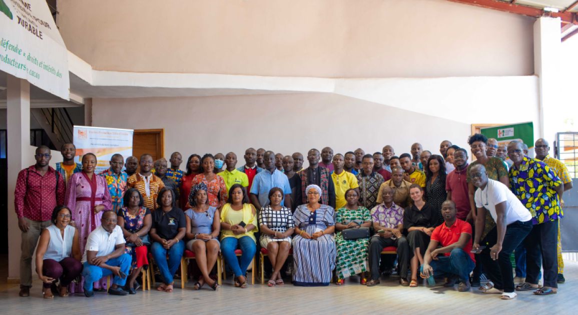 Eine große Gruppe lässt sich in einem Raum fotografieren