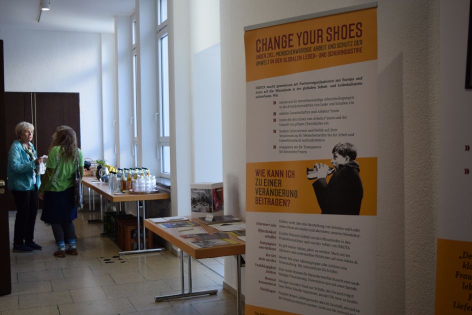 Zwei Frauen unterhalten sich in einem großen Raum, der eine Ausstellung über Schuhe zeigt