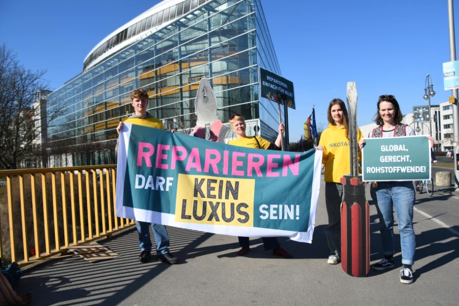Aktivist*innen demonstrieren vor dem Konrad-Adenauer-Haus für ein echtes Recht auf Reparatur