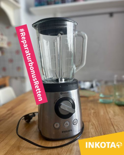 Ein gläserner Standmixer steht auf einem Küchentisch