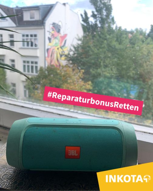 Eine türkise Musikbox steht auf einer Fensterbank.