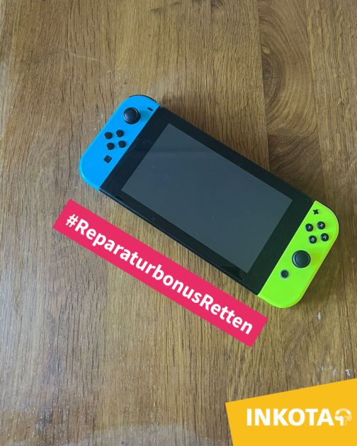 Eine Switch-Spielkonsole liegt auf einem Holztisch