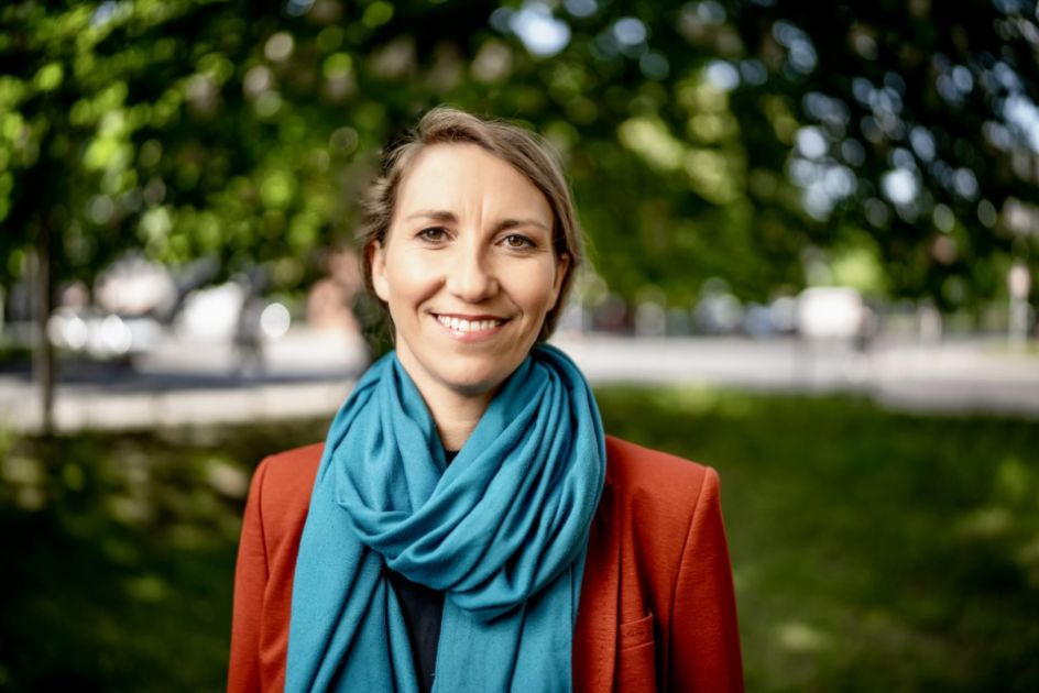 Portrait von Emily May Büning mit grünem Hintergrund