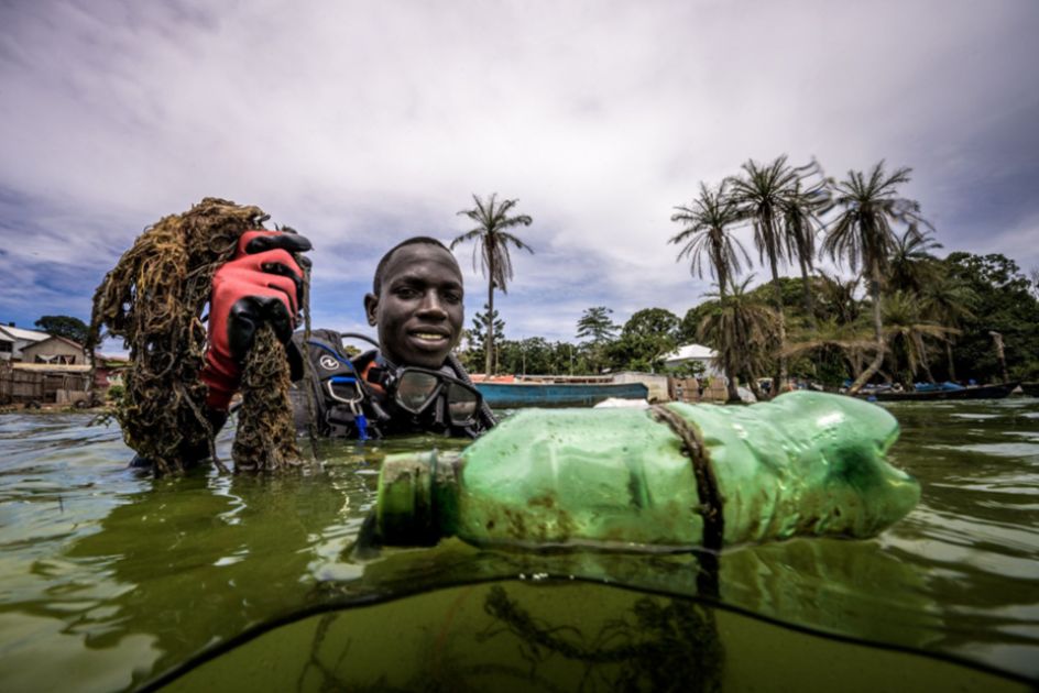 Ein Taucher im Viktoriasee hat Müll in der Hand