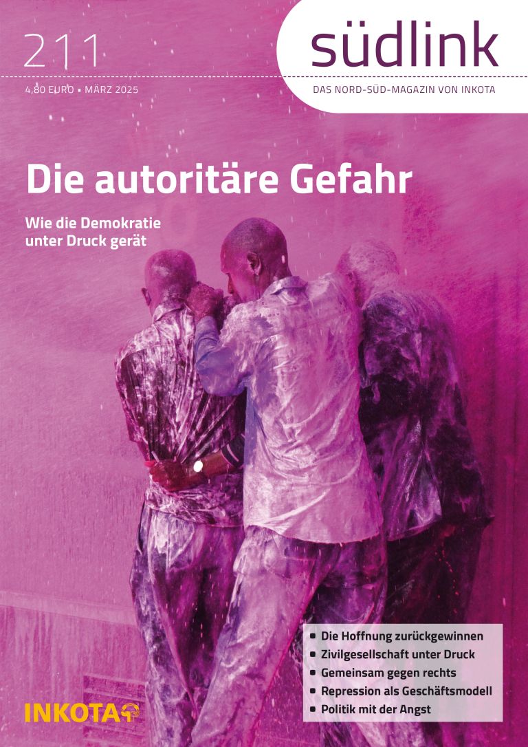 Drei Männer halten sich gegenseitig fest und schützen sich vor Rosa Partikelchen in der Luft