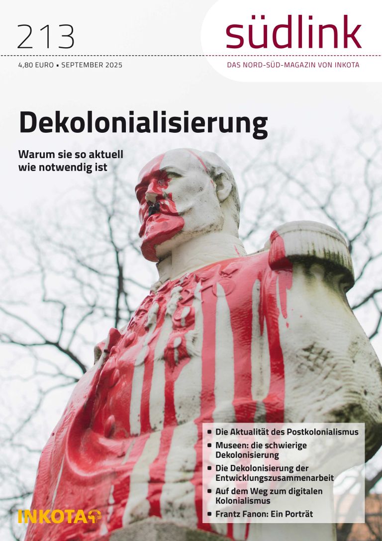 Denkmal eines Mannes in Uniform, das mit roter Farbe übergossen wurde