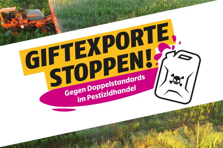 Ein weißes Banner mit der Aufschrift "Giftexporte stoppen" liegt quer über einem grünem Ackerbild mit Landmaschine