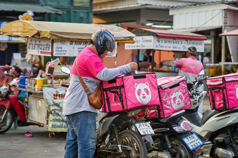 Ein Mann mit Helm steht neben sein Motorrad