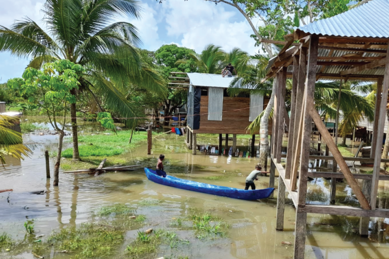 überschwemmtes Dorf mit Häusern auf Stelen