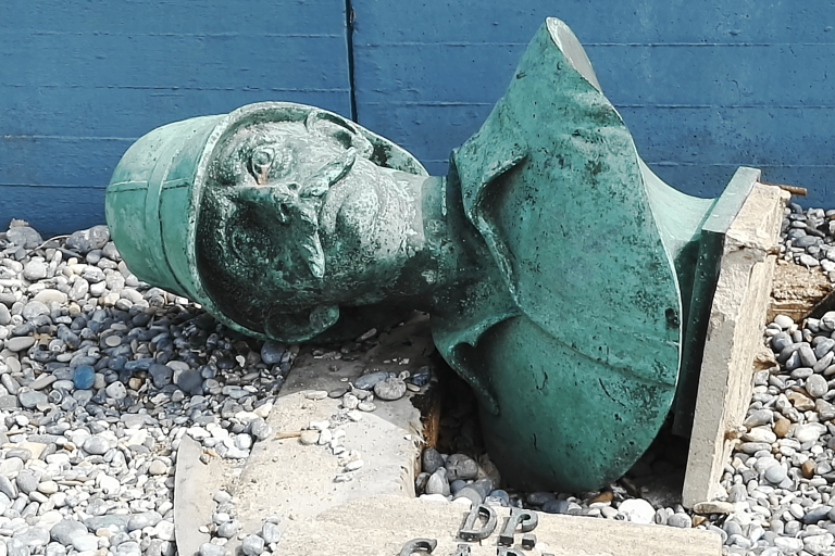 Die Büste eines Mannes mit Tropenhelm und Schnurrbart