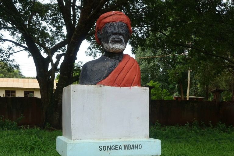 Büste eines Aufständigen gegen die koloniale Besetzung Tansania durch die Deutschen