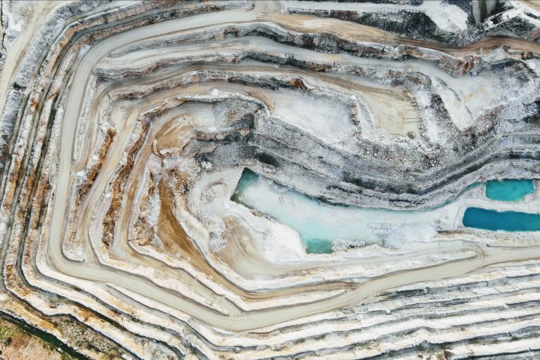 Ein Foto aus Vogelperspektive auf ein Abbaugebiet mit weißem Rohstoffen