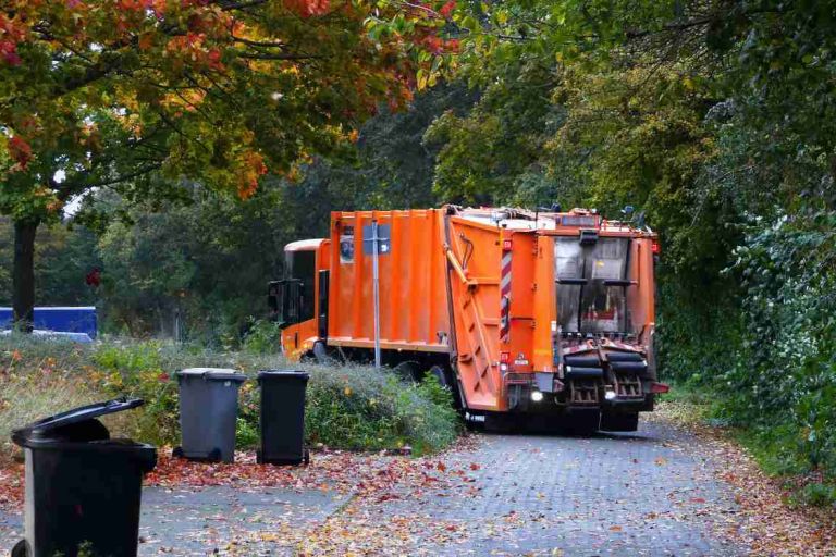 Ein orangfarbenes Müllauto 