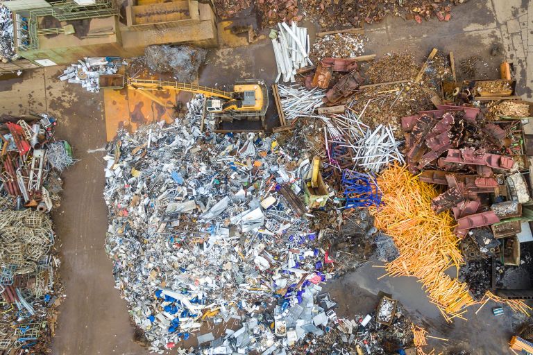 Ein Recyclinghof, auf dem verschiedene Metallhaufen zu sehen sind