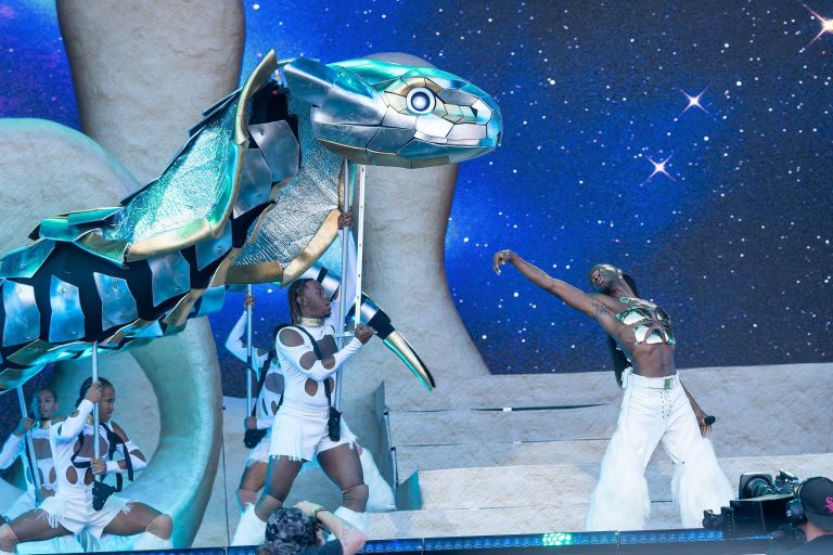 5 Personen mit weißer Kleidung, die auf einer Bühne tanzen