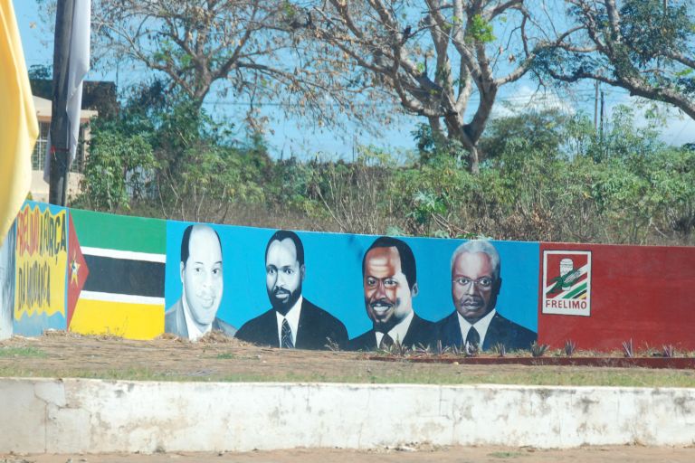 Eine bemalte Wand zeigt die Abbilder vergangener Präsidenten Mosambiks