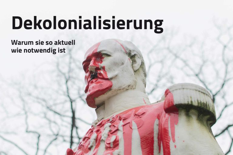 Denkmal eines Mannes in Uniform, das mit roter Farbe übergossen wurde